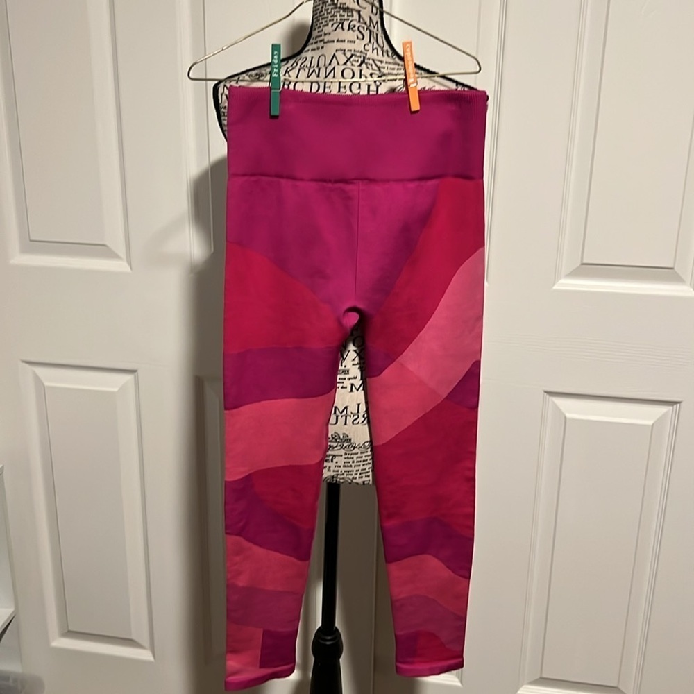 High-Waisted Seamless Colorblock Capri - Picture 3 of 4
